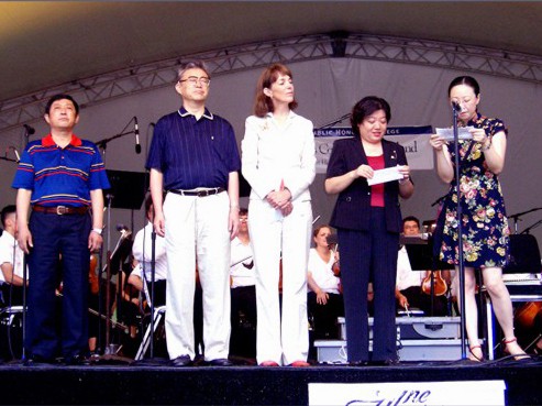 王晶常务副院长(右二)率团在国外巡回演出大连艺术学院中德建交系列